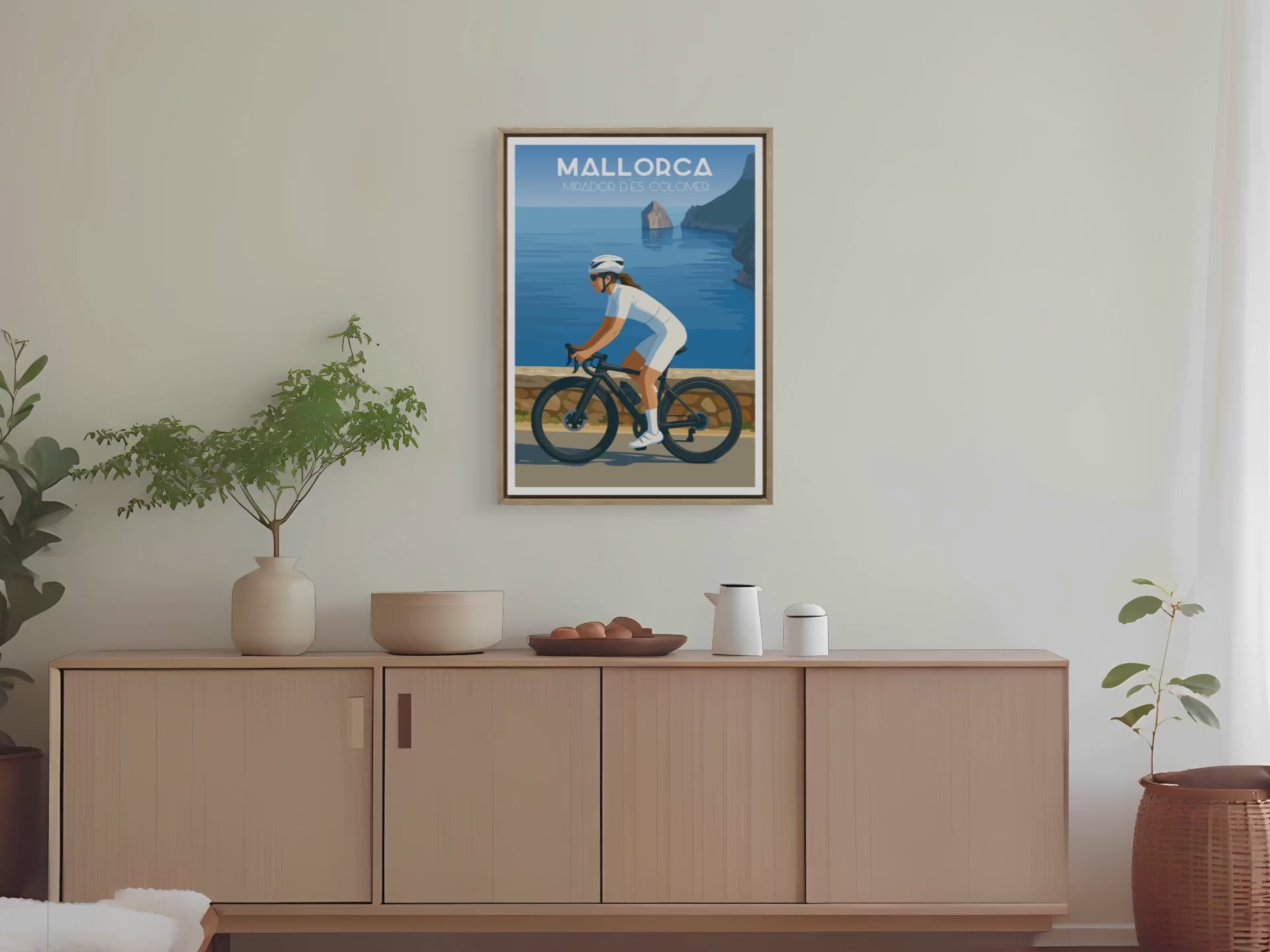 Póster y láminas de ciclista en el Mirador de Es Colomer, Mallorca